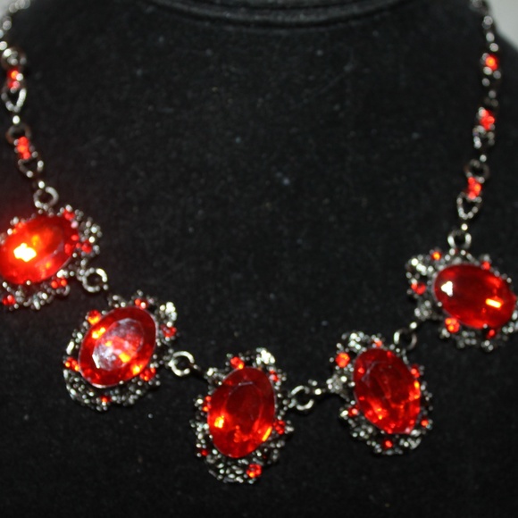 Nwt: Dark Antique Silvertone Red Stone Necklace - Picture 4 of 5